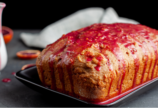 Bolo de milho com calda de goiabada