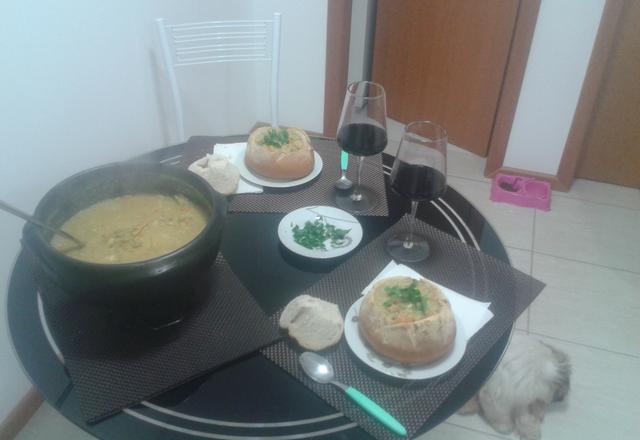 Sopa no pão feita na panela de barro