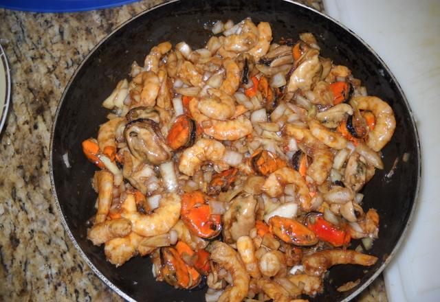 Macarrão com camarão e mexilhões