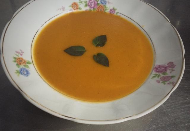 Sopa de tomate com manjericão