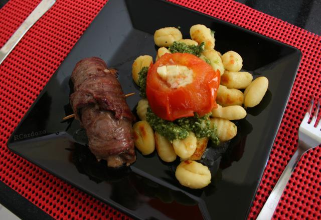 Nhoque ao pesto paraense com filé e tomate recheado