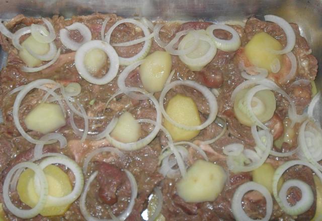 Chuleta assada com batatas