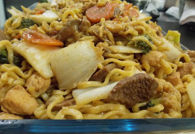 Yakissoba de frango e carne
