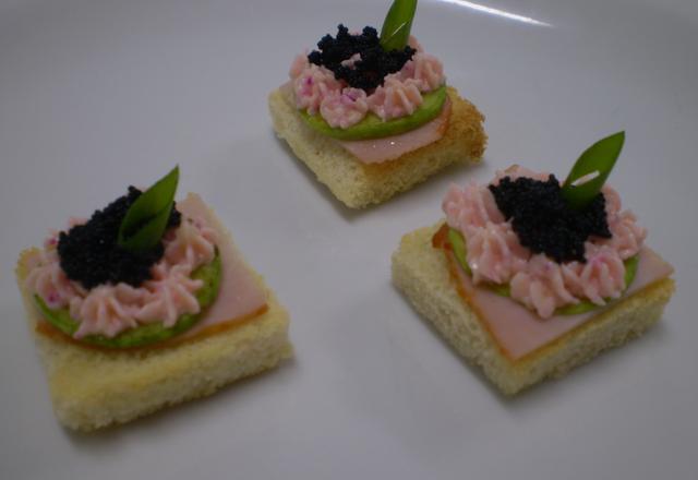Canapé de lombo, abobrinha, queijo gouda e caviar