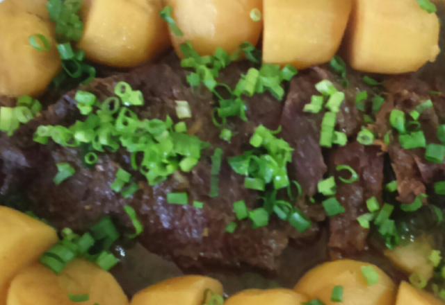 Fraldinha na cerveja com batatas