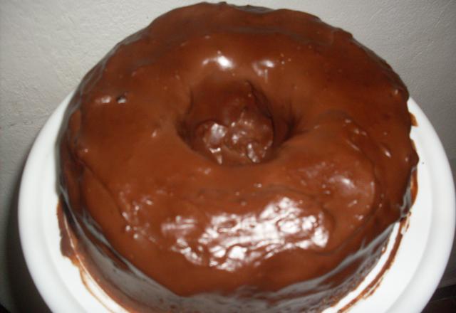 Bolo de milho com cobertura de chocolate