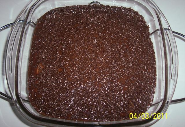 Bolo de baunilha com gotas de chocolate e cobertura (super fofo)