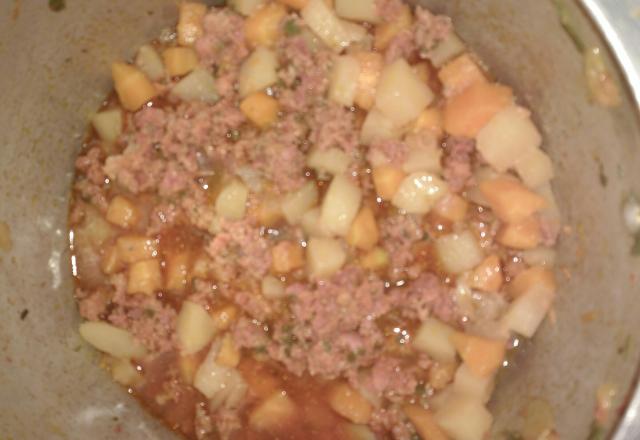 Linguiça com batata e cenoura