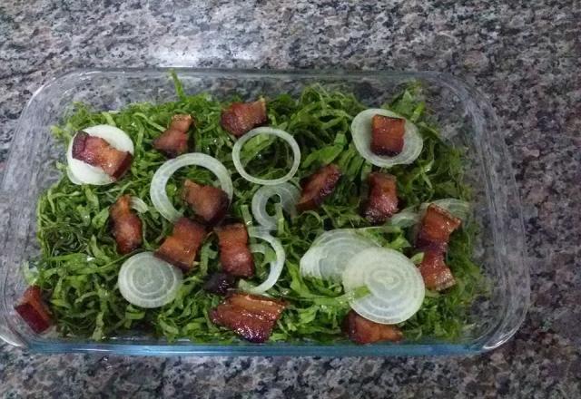 Salada de almeirão com bacon