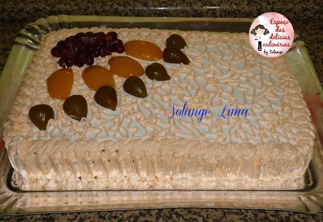 Bolo creme com pêssegos, cobertura de marshmallow e frutas