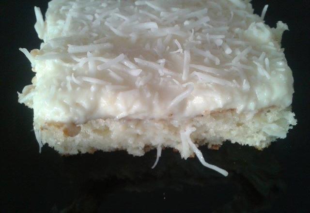 Bolo de coco gelado com creme