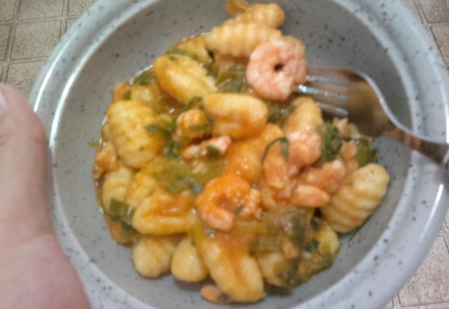 Nhoque com camarão ao molho de tomate