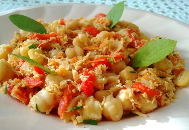 Salada de grão de bico com frango