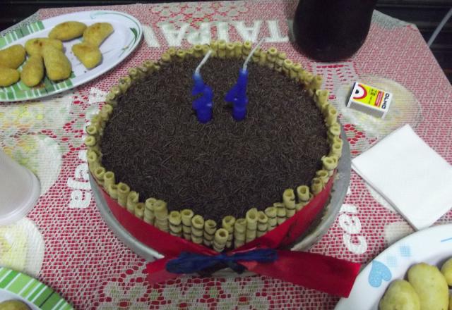 Bolo para aniversário com sobras de barra de chocolate