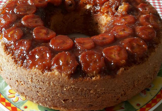Bolo de iogurte com banana caramelizada