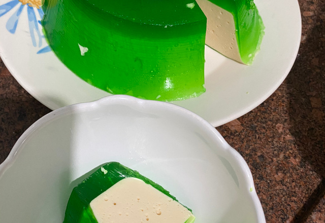 Gelatina recheada com mousse de limão