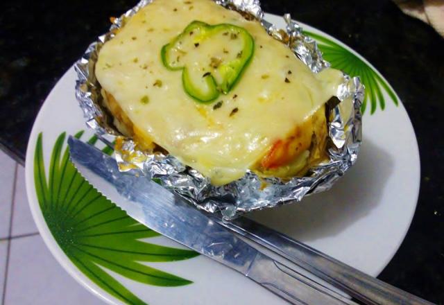 Batata recheada com linguiça caipira