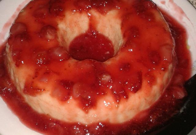 Pudim de chocolate branco com calda de morango