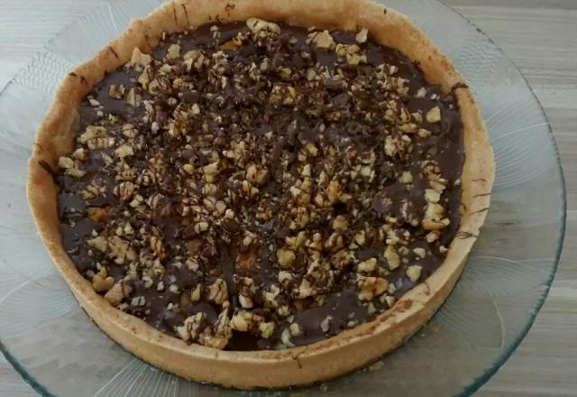 Torta de banana com doce de leite e nozes