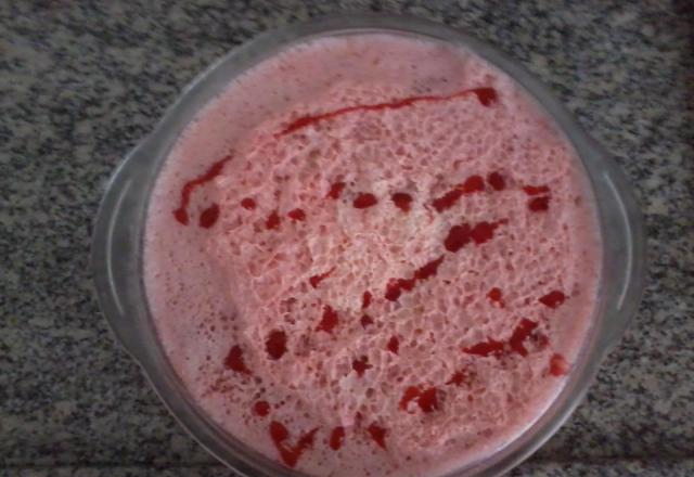 Creme com morango e gelatina