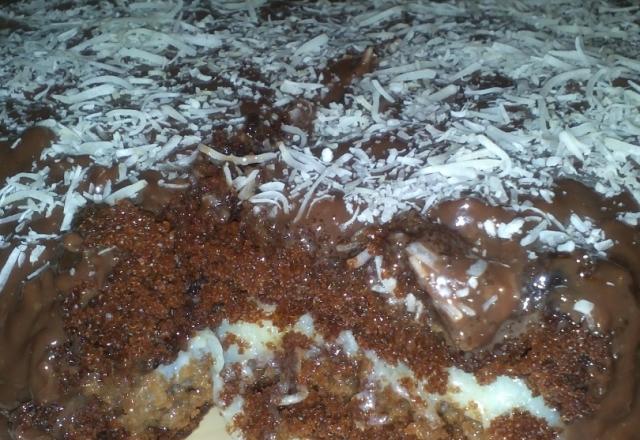 Bolo de chocolate com cobertura de chocolate e recheio de coco