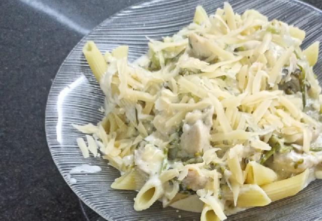 Macarrão ao molho branco com Frango e Brócolis
