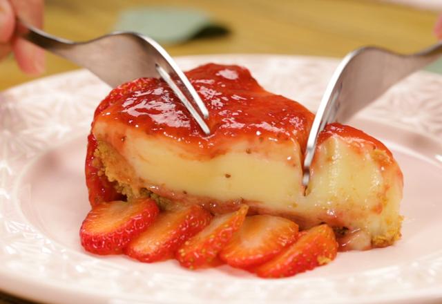 Torta de chocolate branco com calda de morango