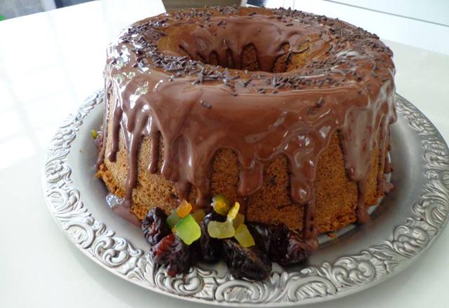 Bolo de frutas com cobertura de chocolate