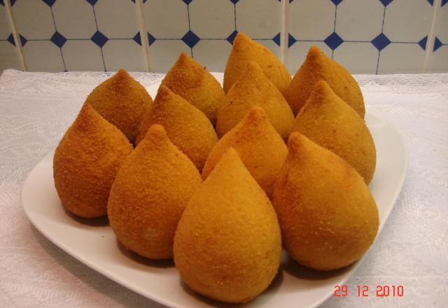 Coxinha com massa de farinha e batata