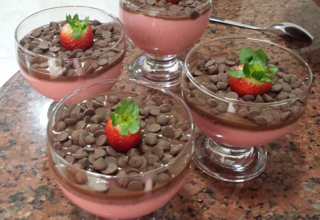 Mousse de morango com cobertura de chocolate