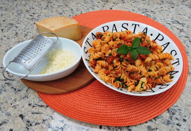Fusilli ao molho de linguiça toscana