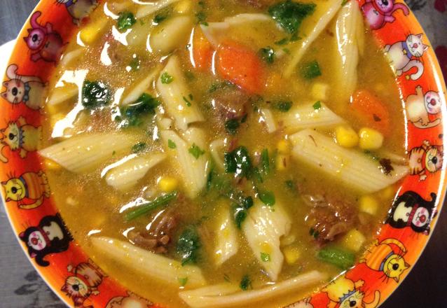 Sopa de legumes com músculo e massinha