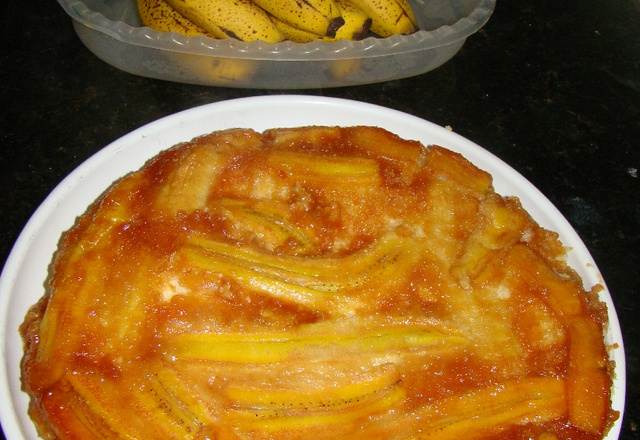 Bolo invertido de banana caramelada de liquidificador
