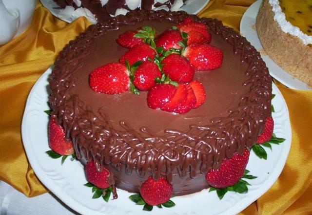 Bolo de morango e chocolate
