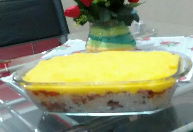 Arroz com calabresa e purê de mandioquinha