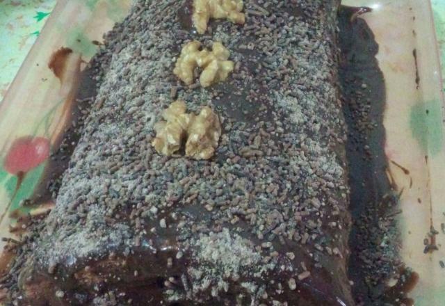 Rocambole de doce de leite com cobertura de chocolate