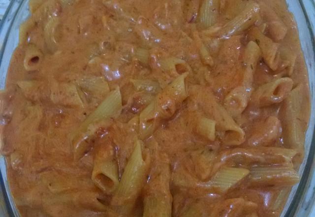 Macarrão penne com queijo e creme de leite