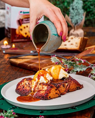 Panettone na chapa com sorvete e calda