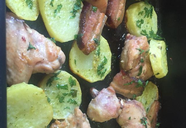 Frango a passarinho com batatas coradas