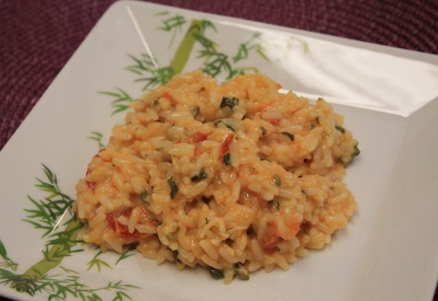 Risoto de frango defumado com tomate seco e rúcula