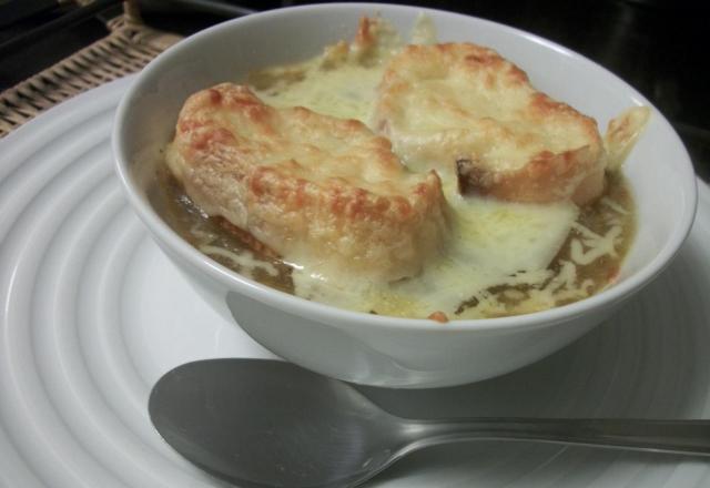 Sopa de cebola gratinada