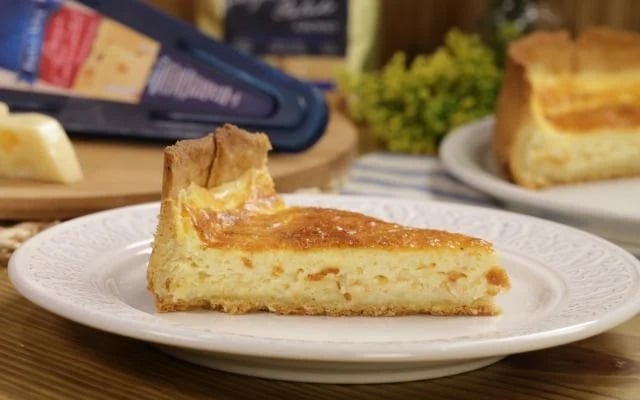 A massa leve e o recheio cremoso da quiche de queijo são perfeitos para o jantar e você pode preparar do tamanho que quiser (Créditos: TudoGostoso)