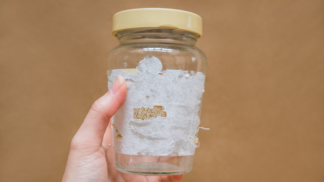 5 truques caseiros para tirar a cola adesiva dos potes de vidro