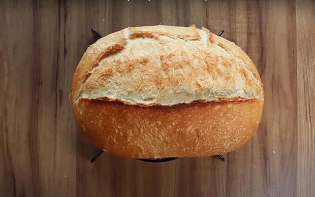 Essa é a melhor receita de pão caseiro para quem nunca fez pão: fácil de fazer e delicioso com a casca crocante e o miolo macio