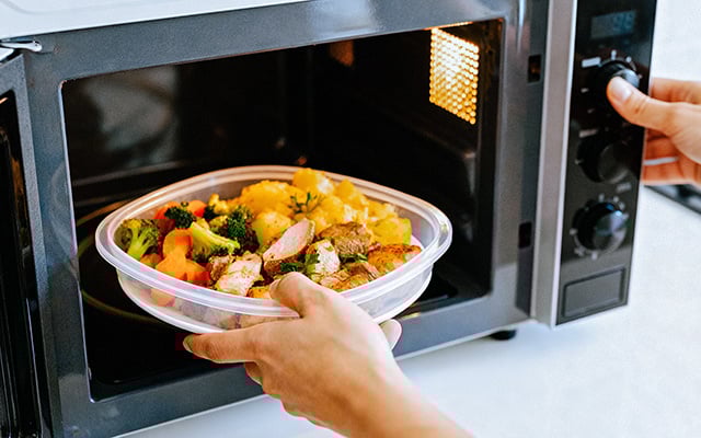 A maneira como você aquece a comida pronta pode estar acabando com a textura, e quase ninguém percebe isso