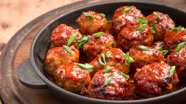 Um dos jeitos mais práticos de variar o preparo da carne moída é fazendo almôndegas em casa (Créditos: Shutterstock)