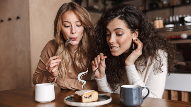Afinal, bolo quente pode dar dor de barriga?