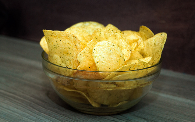 Quem disse que batata chips não pode ser saudável? Aprenda a fazer uma versão caseira na airfryer, sem gordura e totalmente crocante!