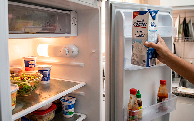 Você ainda guarda a caixa de leite na porta da geladeira? Essa é a explicação para que você pare com esse hábito