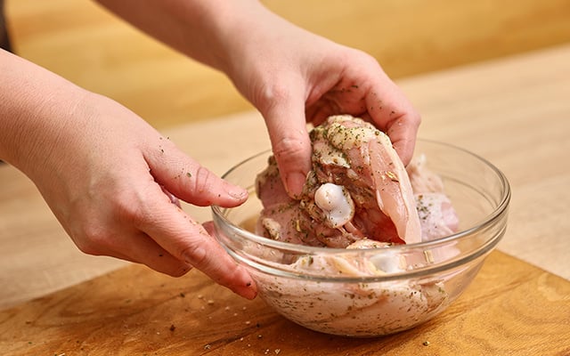 3 ideias de marinadas para frango que deixam a carne suculenta, macia e muito saborosa